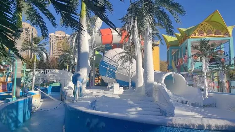 北京团结湖梦幻水乐园15000㎡梦幻冰雪世界，重磅来袭！¥39.9单人晚场，¥49.9单人全天票，周末元旦春节通用！冰滑梯、雪场、摩天轮等，地铁10号线“呼家楼”站可达冰雪单人票（16点-19点）---节假日通用